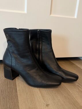 DKNY Black Leather Pointed Toe Ankle Boot with Block Heel Women’s Size 7